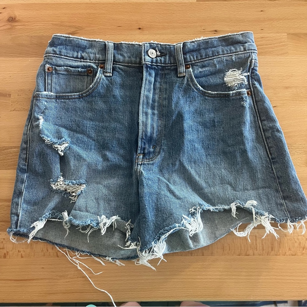 Abercrombie & fitch the 4” mom short high rise size 26 or size 2 blue jean